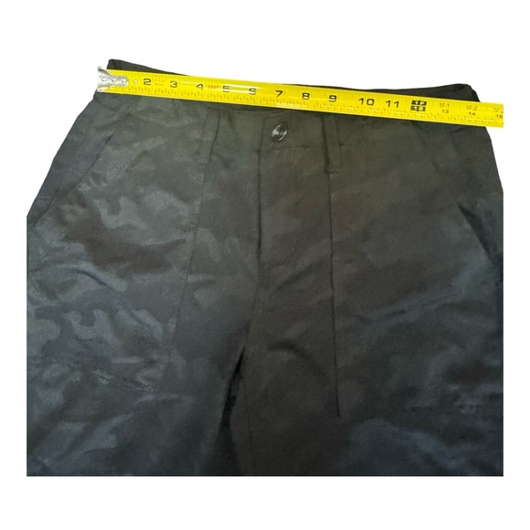 NWT Liverpool Crop Utility Pant with Zip, Black Camo - Picture 4 of 8